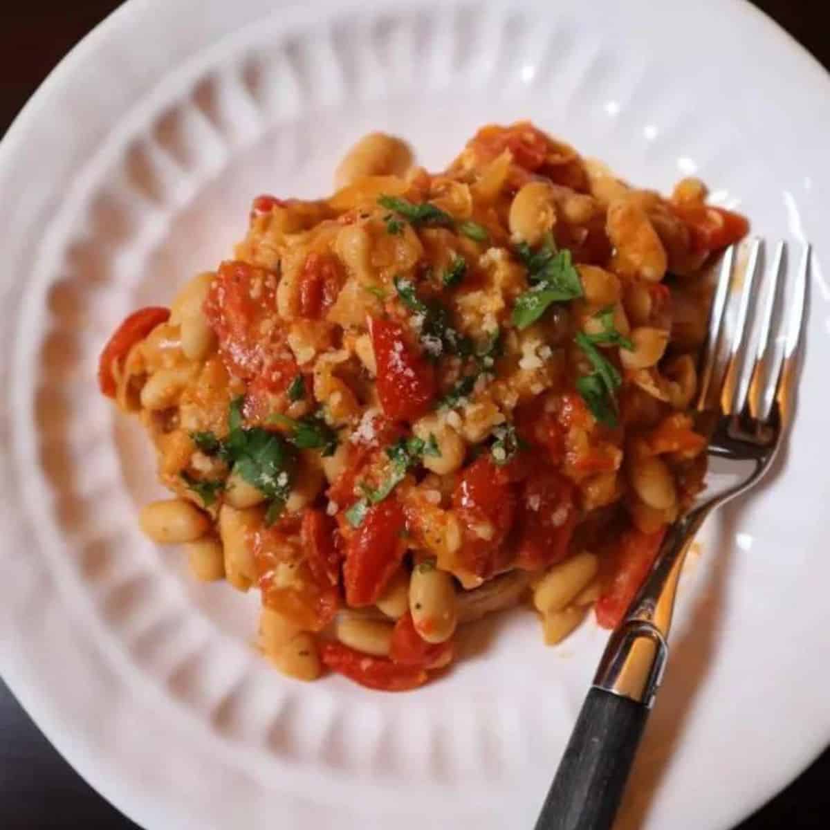 vegetable and tomato pasta in a bowl